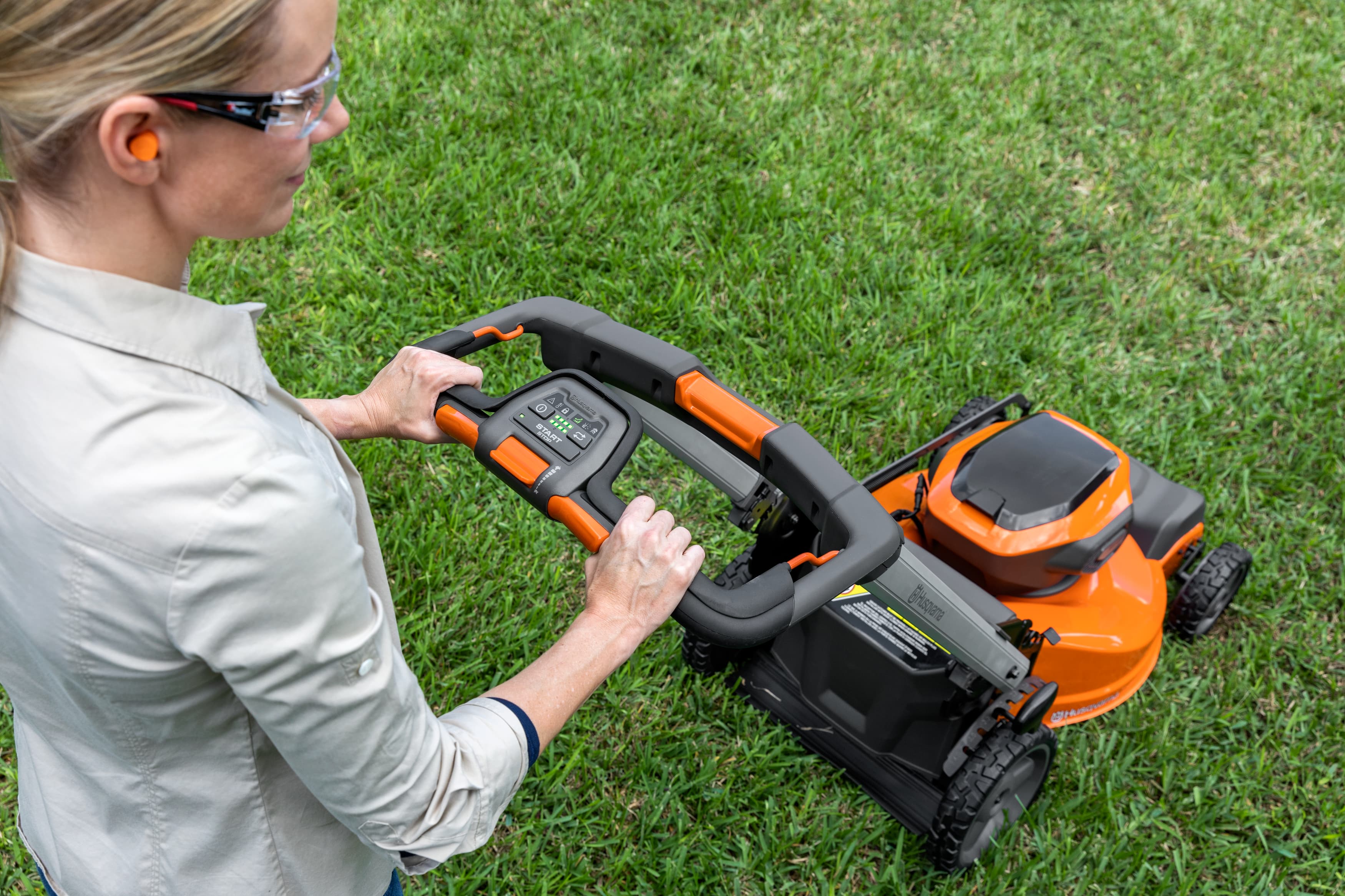 Lawn Xpert™ LE322R with battery and charger image 5