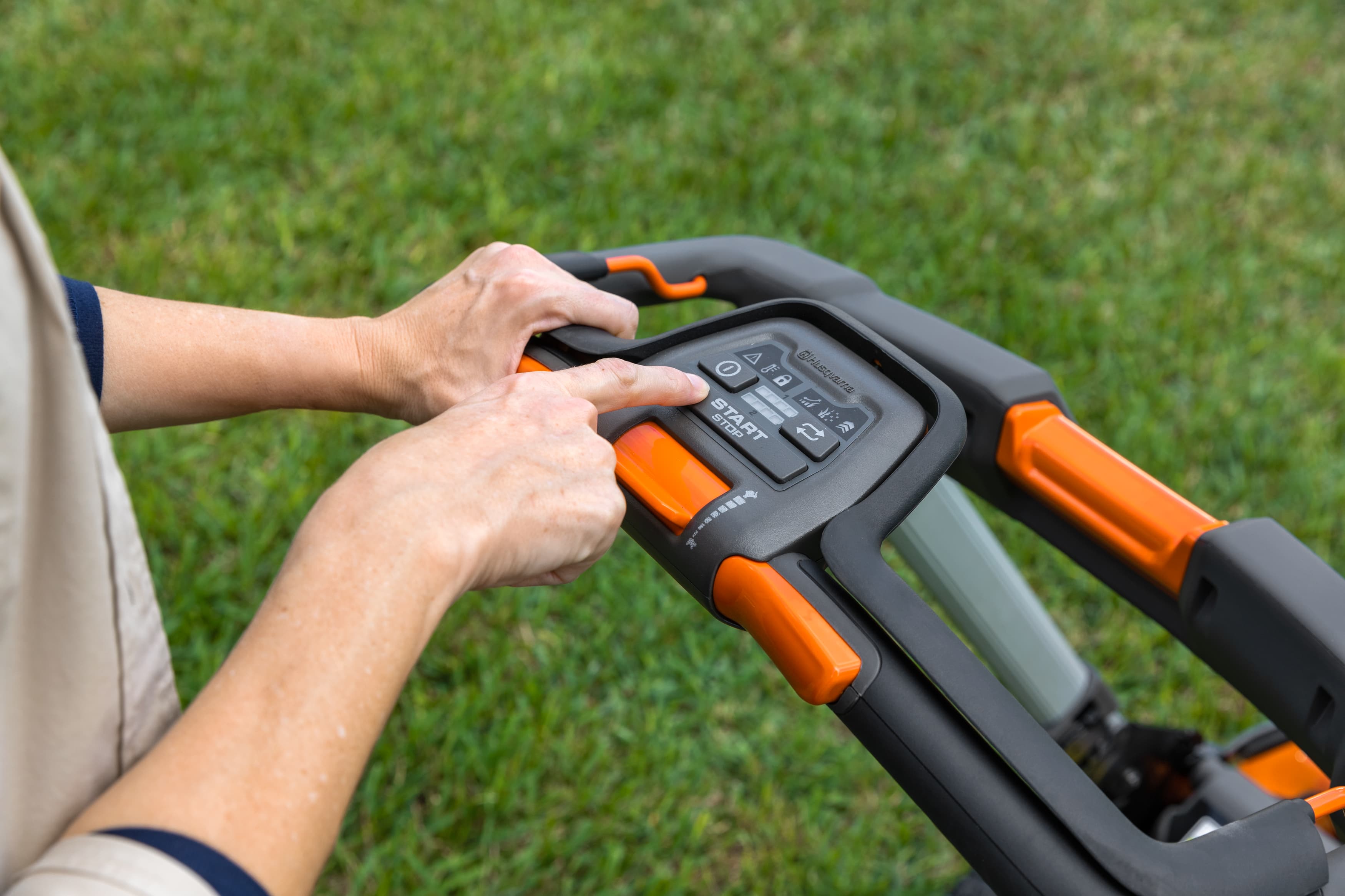 Lawn Xpert™ LE322R with battery and charger image 6
