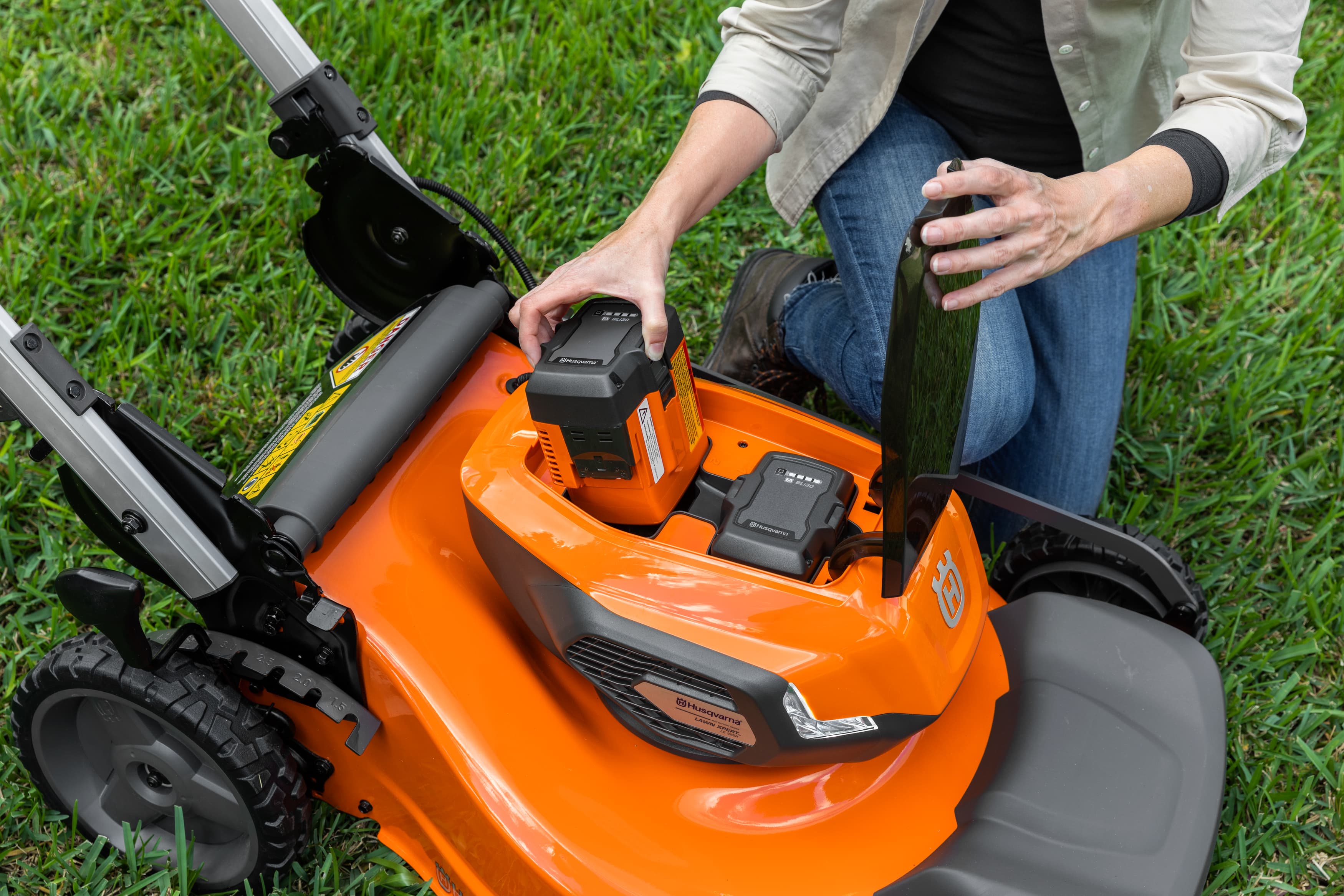 Lawn Xpert™ LE322R with battery and charger image 4